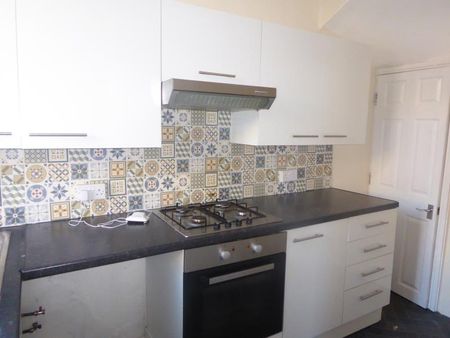 Sutherland Mount, Harehills, LS9 - Leeds - Photo 3
