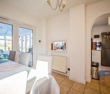 5 bedroom semi-detached house to rent - Photo 4