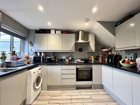 3 Bedroom House - Mid Terrace To Let - Photo 2