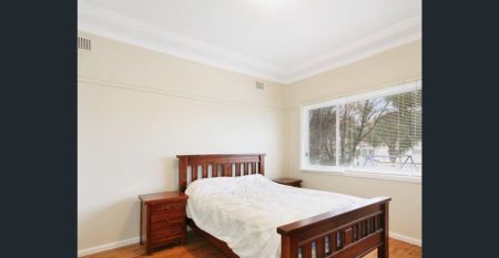 Three-bedroom House in a Quiet Street - Photo 3