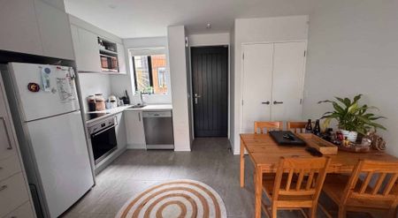 CITY CENTRE - TWO BEDROOM CENTRAL TOWNHOUSE WITH TWO BATHROOMS - Photo 5