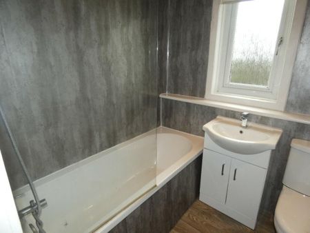 2 bedroom end of terrace house to rent - Photo 5