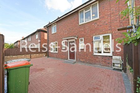 4 bedroom end of terrace house to rent - Photo 4