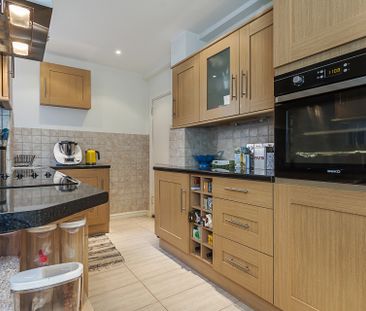 Latymer Court, Hammersmith Road, Hammersmith, London, W6 - Photo 5