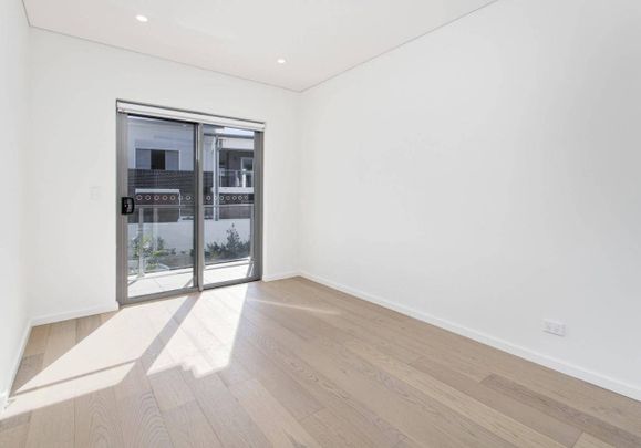 STUNNING EXECUTIVE 3 BEDROOM APARTMENT ! - Photo 1