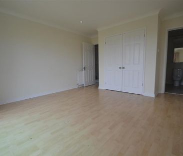 4 bedroom semi-detached house to rent - Photo 6