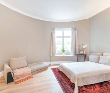 3 bedroom flat in London - Photo 1