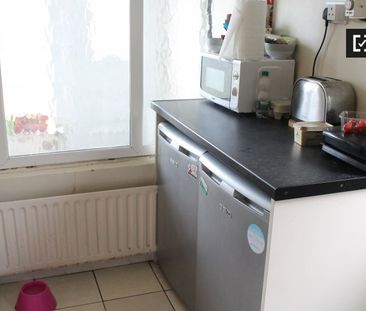 Lovely room to rent in 3-bedroom house in Crumlin, Dublin - Photo 6