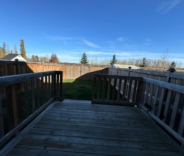 Beautiful Townhouse in Sylvan Lake! 3 Bedrooms - Photo 6