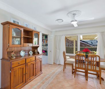 Immaculate single level brick home - Photo 4