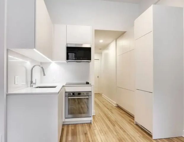 Mountain Place | 3495 Rue De La Montagne, Montreal - Photo 1