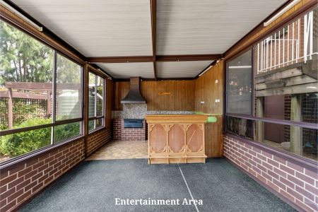 Family Home with Valley Views * 6 Month Lease Only * - Photo 2