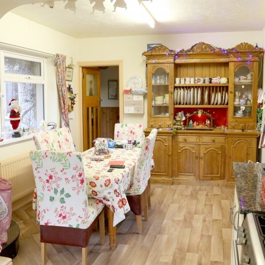 Spacious room in 4-bedroom houseshare in Clontarf, Dublin - Photo 1