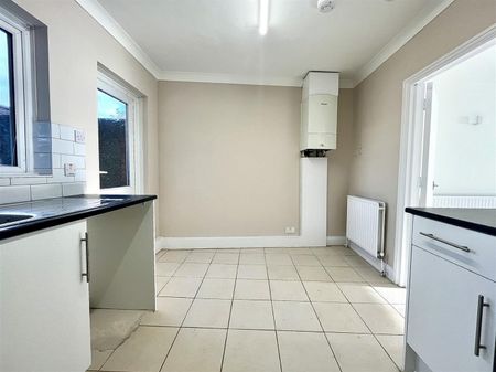 3 Bedroom House - End Terrace To Let - Photo 2