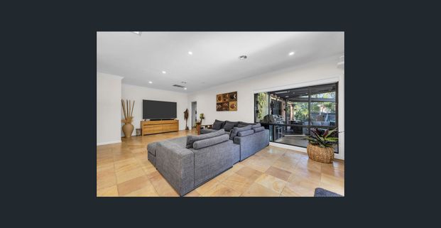 BEAUTIFUL FAMILY ENTERTAINER – Pool & Garden Maintenance included. - Photo 1