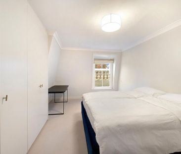 Elegant South Kensington living. A spacious 3-bedroom period apartment in prime location. - Photo 3