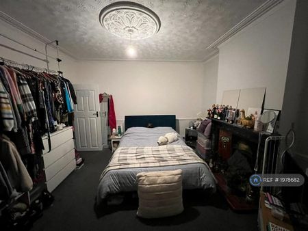 1 bedroom in a house share to rent - Photo 2