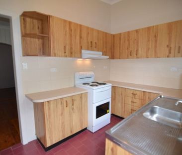 Well Maintained House with 3 Large Bedrooms - Photo 3