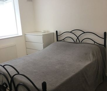 2 Bed Flat, Larch Close, N11 - Photo 5