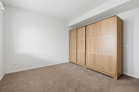 Brand New Apartment - Sublime Position - Direct Waterfront Access Electricity, Water & all Garden care included in Lease - Photo 2