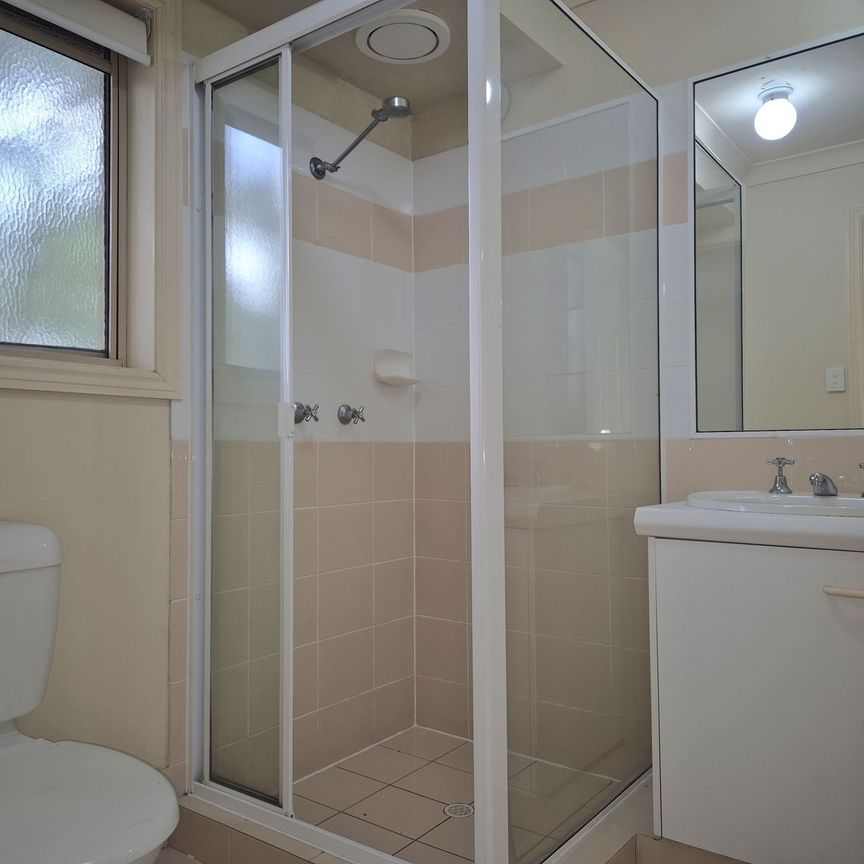 Comfortable Three Bedroom Family Home close to Robina Town Centre and Local Schools - Photo 1