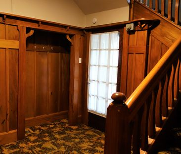 Upstairs apartment in the city with a carpark - Photo 1