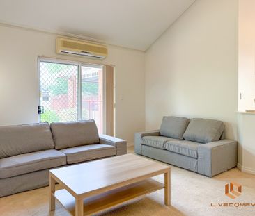 Victoria Park - Photo 1