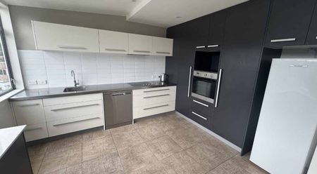 SPACIOUS FOUR BEDROOM TOWNHOUSE IN GREAT LOCATION: - Photo 4