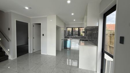 Four Beds Townhouse with 2 parking - Photo 2