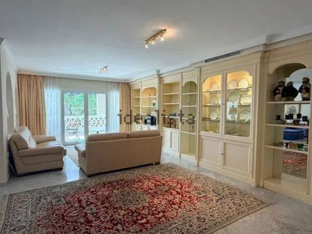 Alquiler de piso en Avenida Playas del Duque s/n - Photo 2