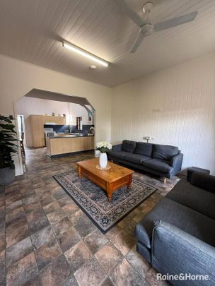 Share Accommodation Available - 4 Boddington Street, Mackay (Single Rooms $300 per week) - Photo 1