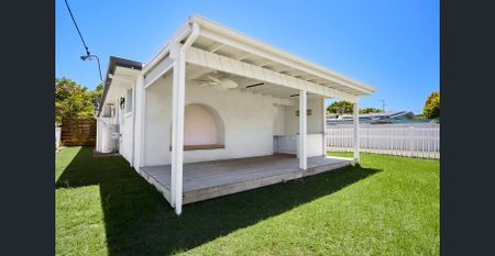 Coastal Charm with Modern Touches in the Heart of Kingscliff - Photo 2