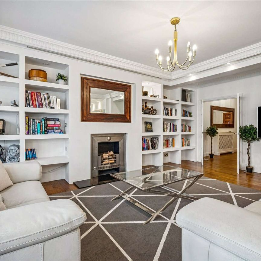 A spacious and modern three bedroom lateral apartment with a roof terrace and off street parking moments from Queensway and Hyde Park - Photo 1