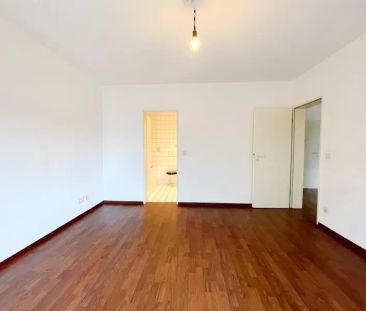 HELLE 2-ZIMMERWOHNUNG MIT GROßEM BALKON ZU MIETEN! - Photo 2