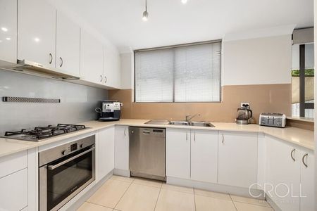 Generous Three Bedroom & Three Outdoor area Townhouse - Photo 5