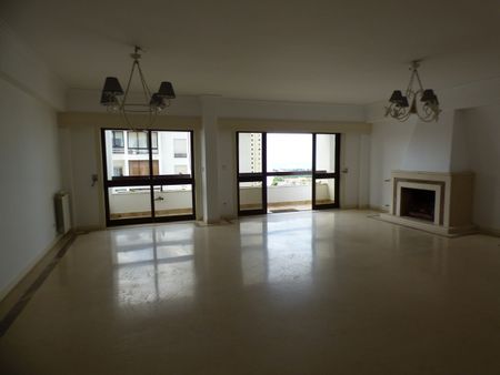 Spacious two bedroom unfurnished apartment in the Buzano area of Parede. - Photo 2