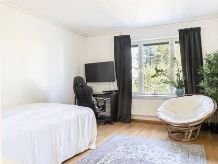 Fin villa med två parkeringar på uppfarten i vackert område - Photo 2