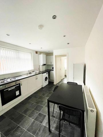 2 bedroom flat to rent - Photo 4