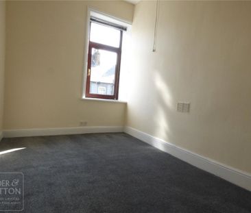3 bedroom end of terrace house to rent - Photo 4