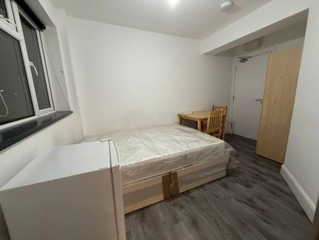 Bedsit close to ilford station-880 - Photo 4