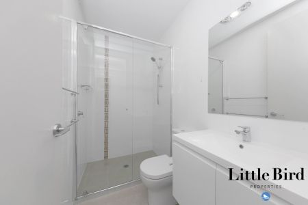 Modern 3 Bedroom Townhouse - Photo 3