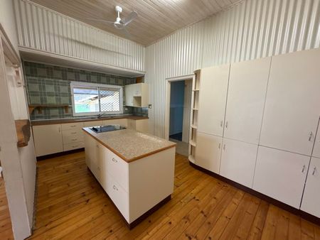 Family home with large backyard and shed - Photo 2