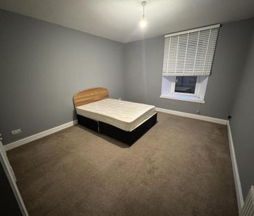 3 bedroom flat to rent - Photo 6