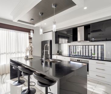 Luxurious Family Home! - Photo 4