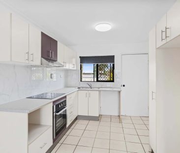 Top-floor 2 bedroom apartment close to the CBD - Photo 1