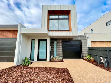 EXECUTIVE THREE BEDROOM TOWNHOUSE - Photo 2