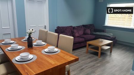 Furnished room in 4-bedroom houseshare in Whitehall, Dublin - Photo 5