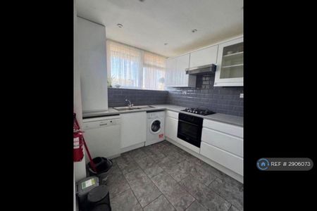 4 bedroom flat to rent - Photo 4