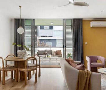 Split-level apartment in warehouse conversion - Photo 2