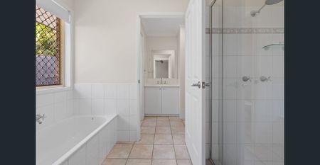 Stunning Family Home with Pool & Entertainment Area – Prime Parkwood Location - Photo 4